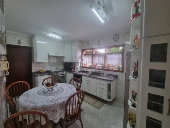 Imagem Casa de Alto Padrão 4 quartos sendo 1 suíte, 3 Banheiros, Salas espaçosas, 4 Vagas, Área Lazer com Churrasqueira, Campo Pq no Jardim Petrópolis, Ribeirão Pires-SP