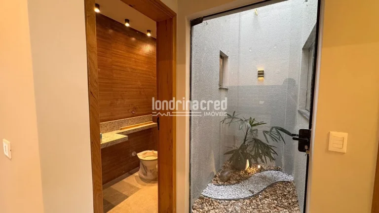Imagem **Casa à venda no Condomínio Morada das Flores com 3 dormitórios, 1 suíte, banheiro social, 2 vagas de garagem e 85m² construídos em terreno de 125m²**