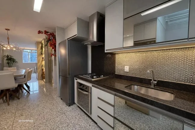 Imagem Localizado no charmoso bairro da Savassi, este apartamento mobiliado oferece uma experiência de mor...