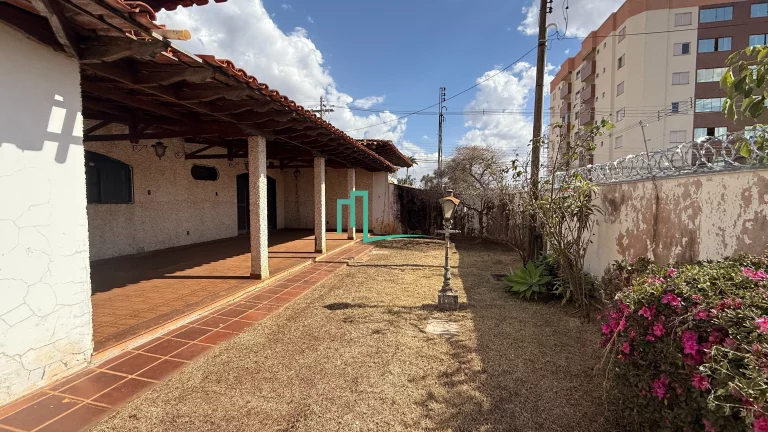 Imagem EXCELENTE IMÓVEL COMERCIAL/RESIDENCIAL DISPONIVEL Á VENDA NA VILA INDUSTRIAL EM LOCALIZAÇÃO PRIVILEGIADA DO BAIRRO COM 04 LOTES NO TOTAL.