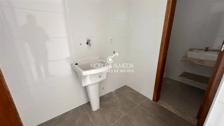 Imagem Fino acabamento, piscina e 2 vagas de garagem privativas.