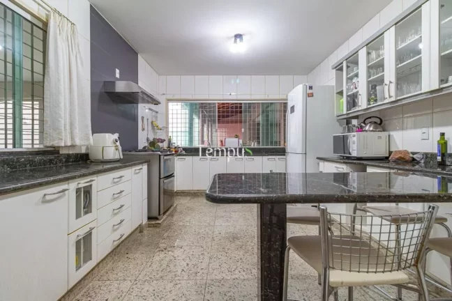 Imagem Sobrado de 421m² à venda no bairro Jardim América - Goiânia/GO