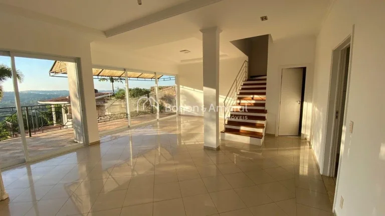 Imagem Imóvel amplo e elegante, com quatro quartos, sendo três deles suítes, além de quatro banheiros n...