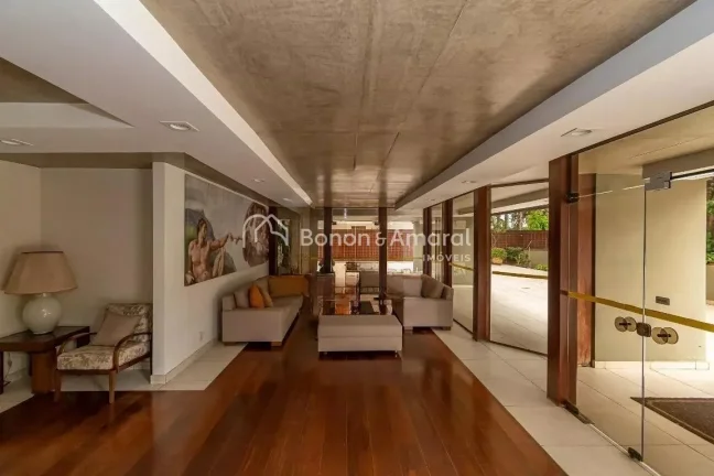 Imagem Amplo apartamento com área de 387m², 1 por andar, andar alto. O imóvel possui 2 suítes, 2 quarto...