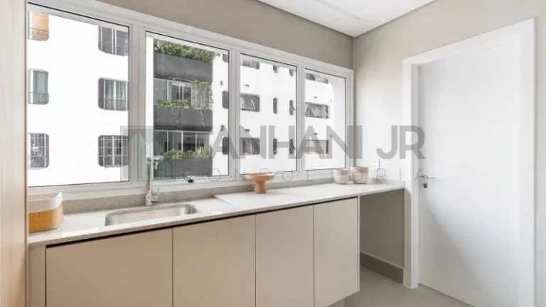 Imagem Venha se encantar com este apartamento de 130m² totalmente reformado, localizado no coração da Vila Nova Conceição. Com 2 quartos, sendo 1 suíte, es