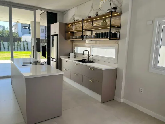 Imagem Casa com 4 suítes sendo 1 master e 4 vagas de garagem - Campeche em Florianópolis/SC