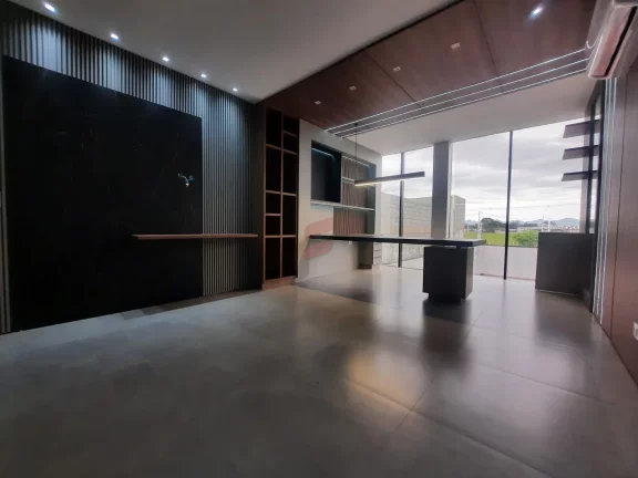Imagem Excelente Barracão medindo 786m² sendo 490m² térreo e 288,65m² no 2° pavimento.Térreo contém 6 salas, 1 cozinha, 1 refeitório, 3 bwc.2° pavimento contém 6 salas, 1 cozinha, 3 bwc.Barracão todo mobiliado com 7 metros de pé direito. 