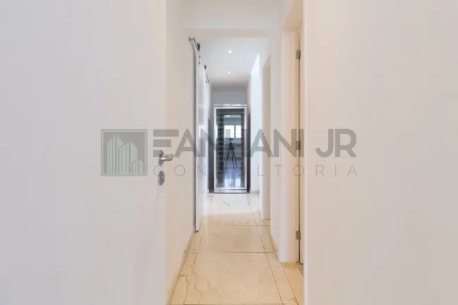 Imagem Maravilhosa cobertura duplex no coração do Jardim América! Com uma área de 450m2, esse imóvel é simplesmente incrível! Possui 4 suítes, todas equipa