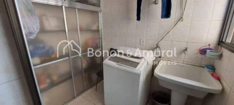 Imagem Apartamento com três quartos, incluindo uma suíte com elegantes armários embutidos. Uma ampla sal...
