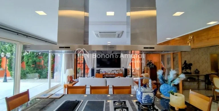 Imagem Apresentamos uma residência impressionante na Chácara Flora, em Valinhos, projetada pelo renomado ...