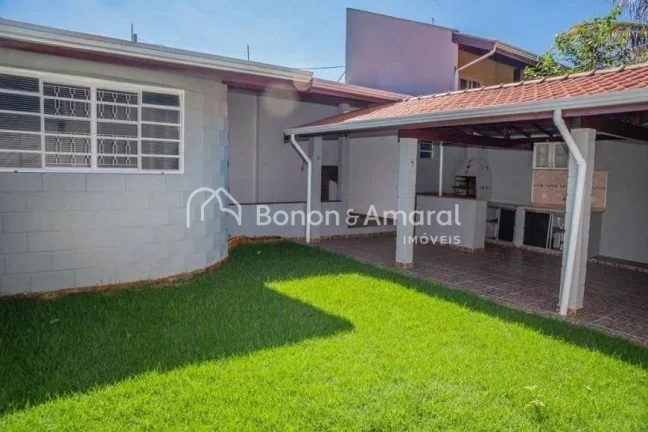 Imagem Belíssima e espaçosa casa térrea, com 287 m² de área construída. A residência possui 3 quarto...