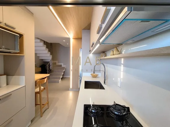 Imagem **MOBILIADO E DECORADO** Apartamento Duplex com 3 suítes, lavabo, cozinha, sala estar/jantar, área de serviço, sacada com churrasqueira. 2 vagas de ga