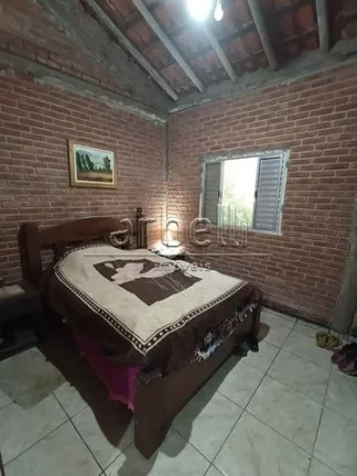 Imagem Sitio com duas casas, a primeira casa de tijolinho tem janelas de alumínio, churrasqueira, varanda ...
