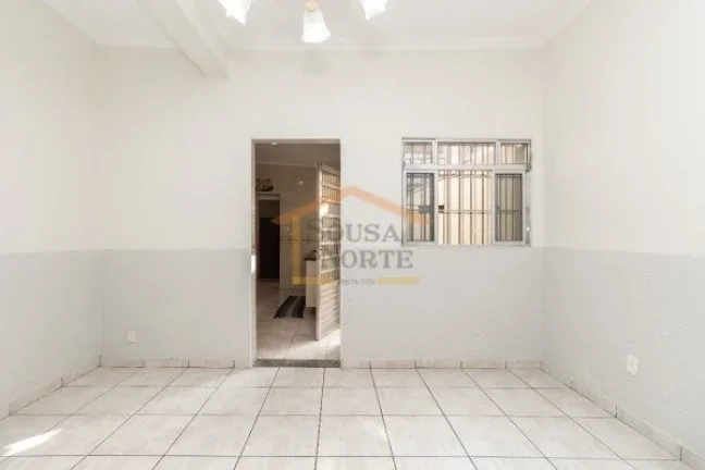 Imagem Sobrado 3 dormitórios, 2 banheiros, possui sala ampla e bem iluminada, cozinha funcional com espaç...