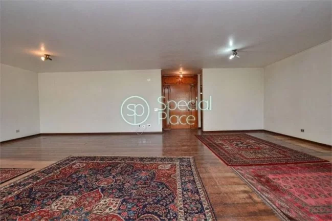 Imagem Ótima oportunidade para reforma. Apartamento com planta quadrada, 230m2 de área privativa, 3 dormi...