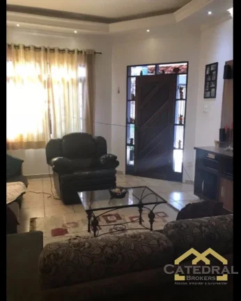 Imagem Casa com três dormitórios e amplo quintal em bairro tranquilo em Jundiaí