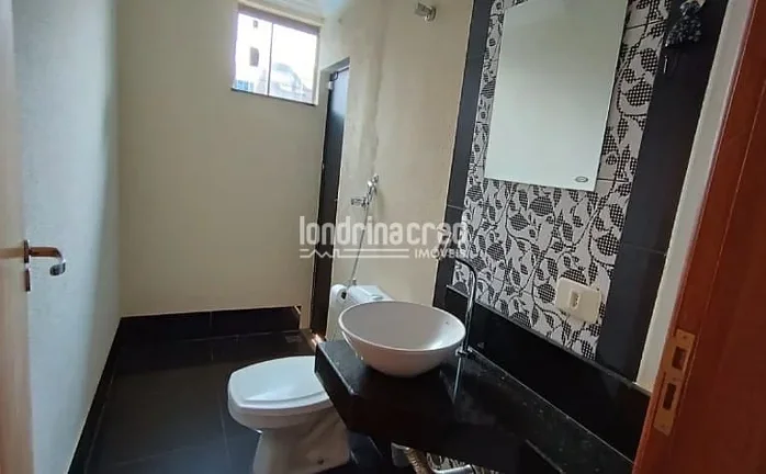 Imagem Excelente Sobrado no Jardim Itália, Cambé: 3 Quartos (1 Suíte Luxuosa), 3 Banheiros, Sacada, Churrasqueira e Piscina – Conforto e Lazer para Sua Família!