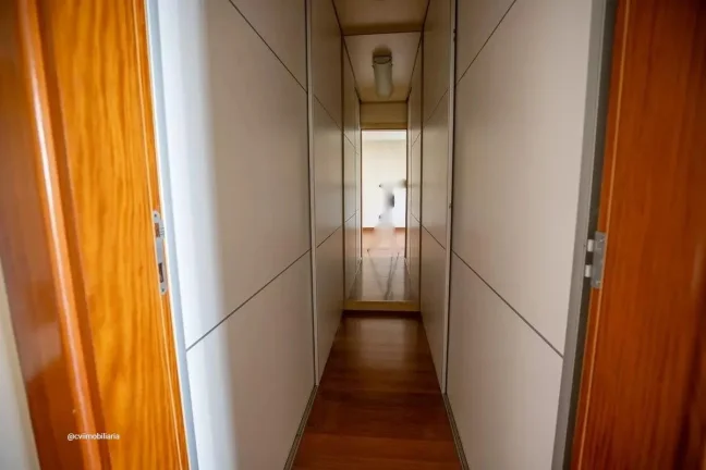 Imagem Este espaçoso apartamento de 336 metros quadrados oferece o equilíbrio perfeito entre conforto e p...