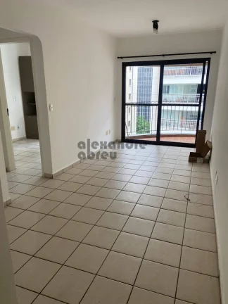 Imagem Apartamento em andar alto com piso em cerâmica branca, varanda na sala de estar e no dormitório, b...