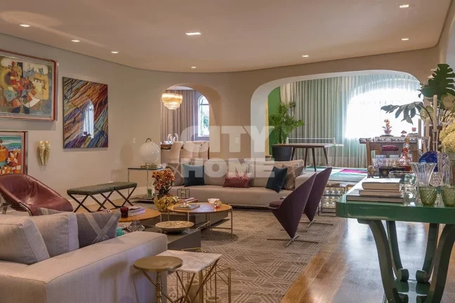 Apartamento lindamente reformado, totalmente clean e com 475 m² de área útil. Localização perfe...