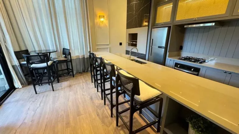 Imagem Apartamento com 4 suítes sendo 1 master e 3 vagas de garagem em Meia Praia - Itapema/SC
