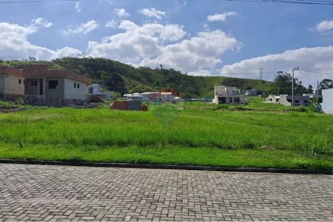 Imagem Terreno plano dentro de condomínio fechado.