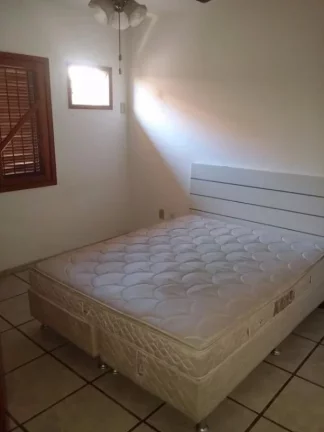 Imagem Imperdível casa em condomínio à venda em Macaé-RJ, no bairro Riviera Fluminense! 4 quartos, 2 suítes, 1 sala, 3 banheiros, 2 vagas de garagem, 120,00 m2 de área.