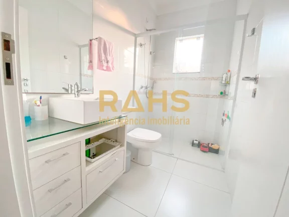 Imagem Lindo sobrado averbado, mobiliado com muito requinte e bom gosto! Em ótima localização, entre o N...