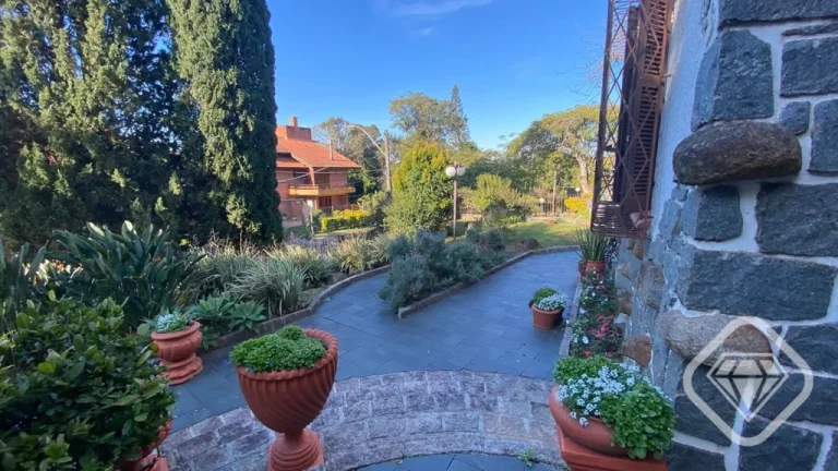 Imagem Charmosa casa de estilo colonial na Zona Sul, com vista para o Guaíba e excelente estrutura para mo...