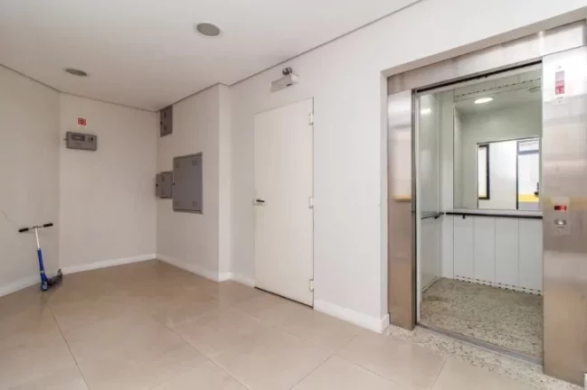 Imagem Vendo ou alugo apenas o prédio todo, são 1581 metros de área construída, dividido em 7 andares com 2 salas por andar. Cada laje tem em torno de 185m²