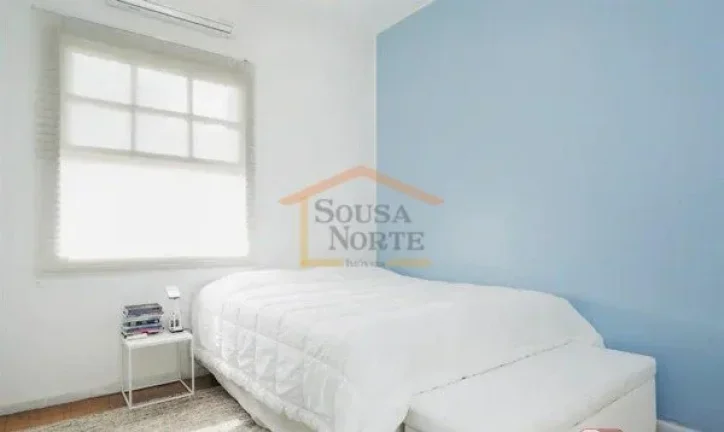 Imagem A casa é muito charmosa, muito iluminada com luz do sol natural e arborizada. Sala principal conta ...