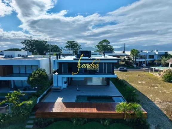 Imagem Sobrado em condomínio fechado com 05 suites beira Marina