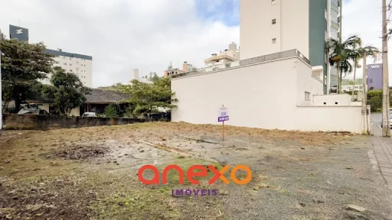 Terreno Espaçoso e Estratégico para Investimento!