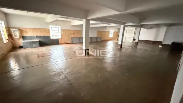 Imagem Casa com Amplo Terreno - No Centro
