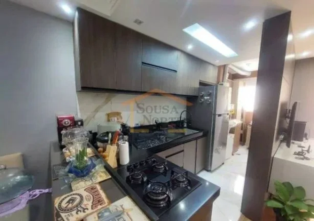 Imagem Apto 2 DORMITÓRIOS com armários planejados; BANHEIRO com box de vidro, chuveiro e suporte para toa...