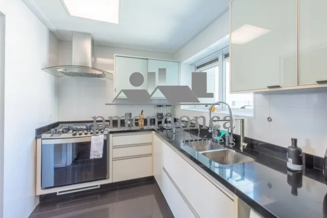 Imagem Apartamento luxuoso com 3 sui­tes e 4 vagas, 250m²