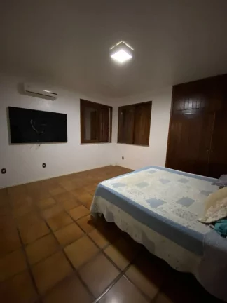Imagem Mansão de Luxo na Coroa do Meio - 4 Suítes, Piscina com Cascata e Jardim com Pomar