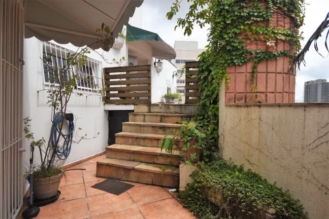 Imagem Cobertura à venda na Vila Madalena com 3 suítes e 3 vagas com piscina.