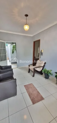 Imagem Excelente casa em avenida, totalmente reformada, com 3 dormitórios e edícula completa! Localizada ...