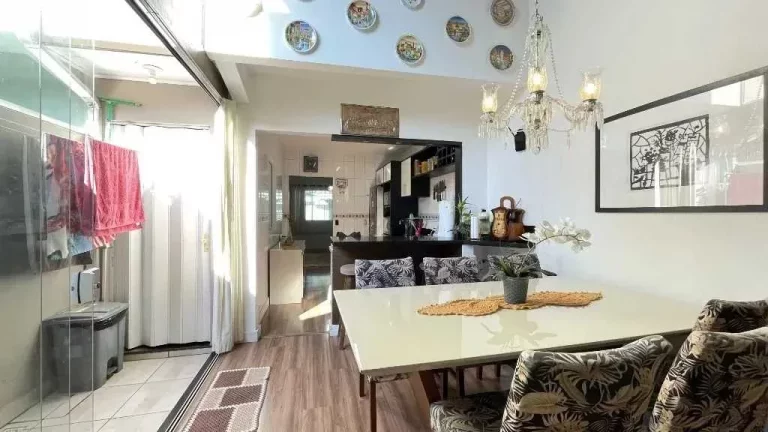 Imagem Sobrado com 2 dormitórios e 1 vaga de garagem com terraço e churrasqueira em Balneário Camboriú