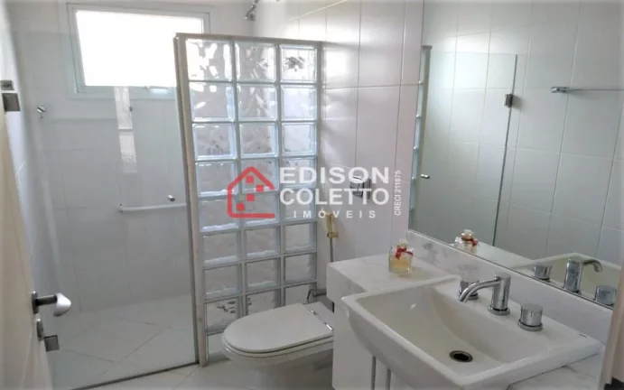 Imagem "Pronto para Morar" Casa de alto padrão à venda no Alphaville Campinas. Com um design moderno e bem iluminado