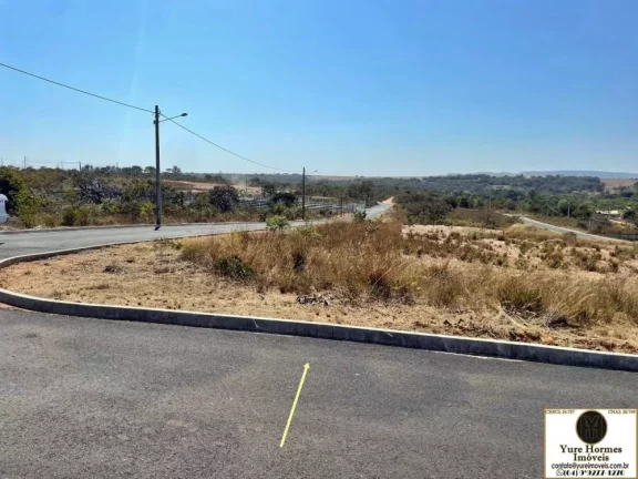 Imagem Lote de Esquina com 346,60 Metros no Loteamento Lagoa Golden