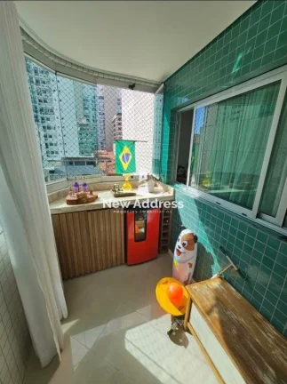 Imagem Apartamento Sol da Manhã reformado a poucos passos da praia de Itapoã, 96 m², 2 quartos com suíte, varanda gigante e 2 vagas em prédio de alto padrão.