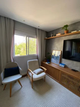 Imagem Apartamento com 3 suítes com marcenaria impecável, piso de madeira, ar condicionado e varanda gour...