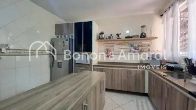 Imagem Chácara em excelente localização, rodeada por muito verde, em um terreno de 2.000 m² e área con...