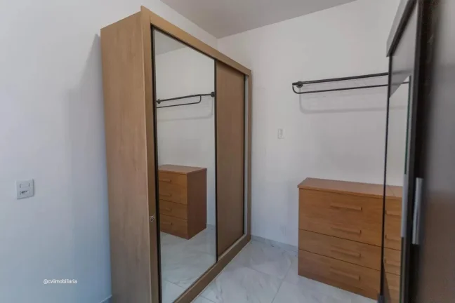 Imagem Com aproximadamente 180 m² de área construída, o imóvel conta com 4 quartos, sendo 1 suíte, ofe...