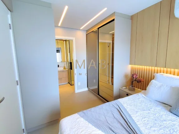 Imagem **MOBILIADO E DECORADO** Apartamento Duplex com 3 suítes, lavabo, cozinha, sala estar/jantar, área de serviço, sacada com churrasqueira. 2 vagas de ga