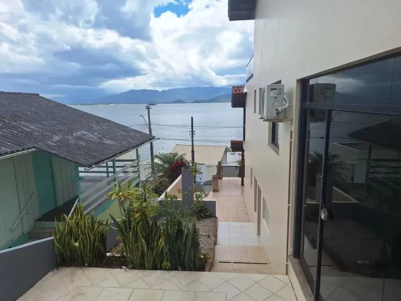 Imagem Casa mobiliada com 4 dormitórios sendo 2 suítes e 3 vagas de garagem em Florianópolis