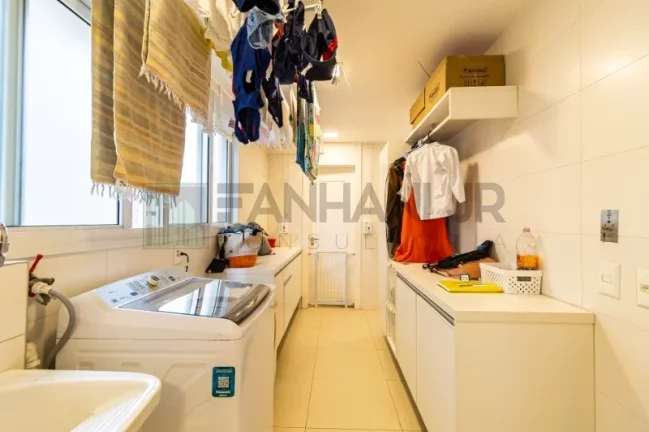 Imagem Com 273 m² de pura sofisticação, este imóvel conta com 4 quartos e 5 banheiros, sendo 4 suítes, incluindo uma suíte master com banheira e closet. Loc