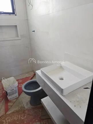 Imagem Este belíssimo sobrado em fase final de obra está localizado no renomado Condomínio Terras da Est...